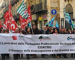 Protesta dei lavoratori della Formazione: uova contro la Regione