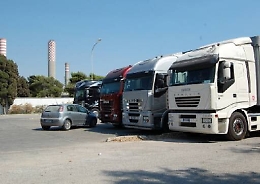 Raffineria di Gela: riconversione a rilento, autotrasportatori fermi