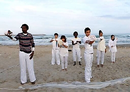 ”Restituiscimi la mappa delle stelle” Alla Plaia la preghiera laica dei migranti