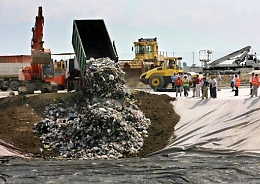 Rifiuti, ministro Galletti bacchetta la Sicilia: «Troppo uso discariche»