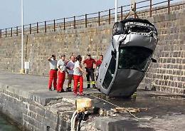 Riposto, auto finisce in mare: muore la conducente
