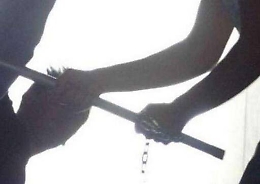 Tentano di rubargli un autocarro picchia e fa arrestare i malviventi