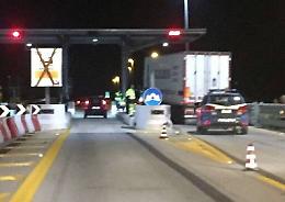 Un altro Tir incastrasto nel finto casello sulla Sr-Gela