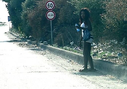 Viaggio in auto nella strada &ldquo;discarica&rdquo; slalom tra cumuli di rifiuti e prostitute