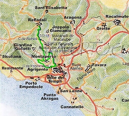 Cadono massi dal costone, chiusa la strada Fondacazzo-contrada Borsellino