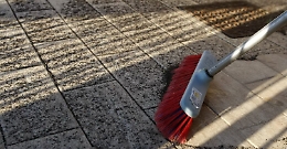 Cenere vulcanica sui tetti, strade e balconi dei paesi etnei