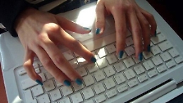 Si invaghisce di un uomo conosciuto in chat e finge di essere incinta: condannata