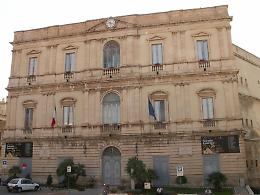 Comiso, incendiato l'ufficio protocollo del Comune