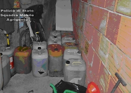 Favara, autista autocompattatore svuotava camion del gasolio