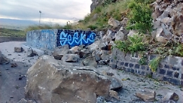 Pioggia di massi sulla strada A Motta sfiorata la tragedia