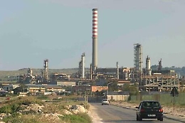 Edili: sit-in davanti alla Lukoil