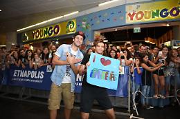 Bagno di folla al centro commerciale per iPantellas, youtubers amatissimi dai giovani