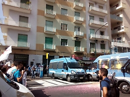 Protesta contro "Buona scuola":  a Catania palloncini pieni di vernice contro mezzi Polizia