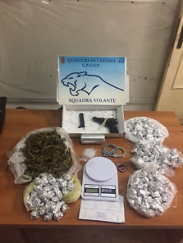 A Librino inseguono presunti spacciatori e in un vano ascensore trovano una pistola e droga