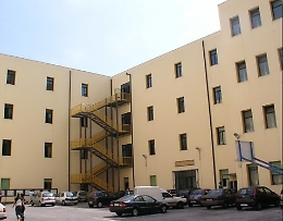 Atti osceni in luogo pubblico nei pressi del Liceo "Cutelli": indagato 36enne catanese