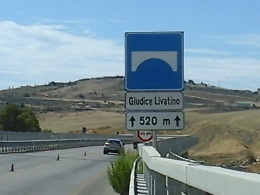 Andava a zig-zag contromano sul viadotto Akragas