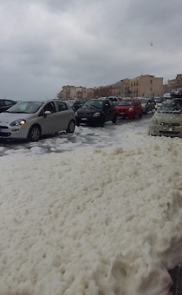 Sicilia "spazzata" da vento e mareggiate. Ad Ortigia onde schiumose ricoprono auto e strade