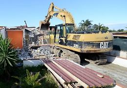 Abitazione demolita nell'Oasi del Simeto