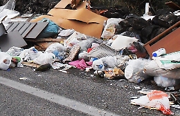 Rifiuti davanti alle scuole della IV Municipalità