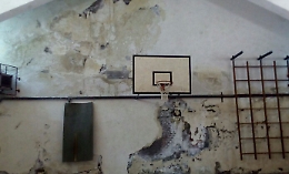 Infiltrazioni, muffa, calcinacci che cadono, bagni inagibili: al liceo Spedalieri di Catania scatta l'occupazione