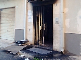 Centro disabili, bruciato portone