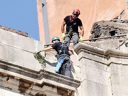 Catania, speleologi in azione per pulire la facciata di San Nicola