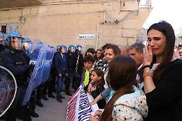 Licata, dopo i blocchi umani di ieri riprendono le demolizioni