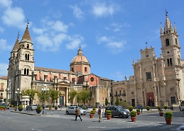 Il frate, l'amata e la cassa: Acireale si divide