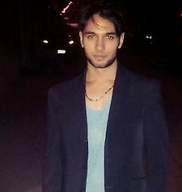 Vittoria, madre s'incantena a scuola "Mio figlio non si &egrave; suicidato"