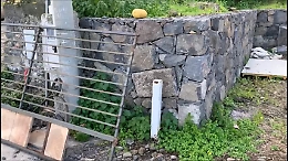 Giarre, il cancello si stacca e la travolge: grave una donna