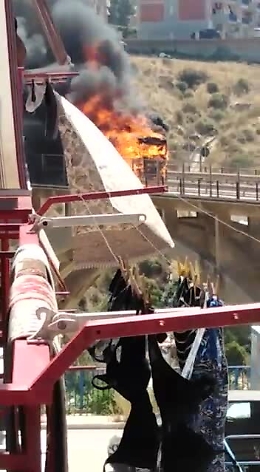 Panico sulla SS 115: camion carico di pedane va a fuoco. Autista si salva in extremis