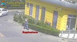 Catania, il video del rapinatore che porta via i soldi del distributore