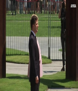 Angela Merkel colta da una crisi di tremore in pubblico