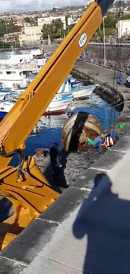 Catania, operazioni di bonifica nelle acque del porto di Ognina