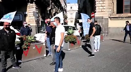 Catania, i tassisti in piazza: «Aiutateci o moriamo di fame»