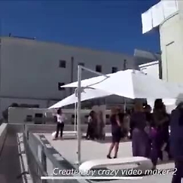 Sgarbi senza mascherina litiga (e insulta) con addetto sicurezza a Venezia