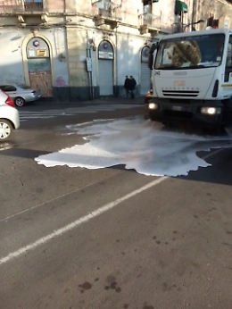 Coronavirus, a Catania strade e piazze bonificate a getto di "cannoni"