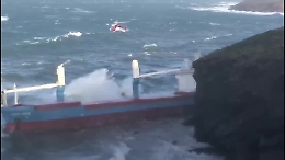 Sardegna, mercantile finisce sugli scogli a Sant'Antioco, tutti salvi gli 8 membri dell'equipaggio