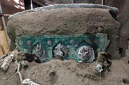 Pompei, l'eccezionale ritrovamento di un carro nuziale di epoca romana con decorazioni erotiche