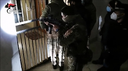Cani, elicotteri e irruzioni: il video del blitz antidroga in via Algeri a Siracusa