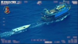 Così dalla nave madre trasbordano sui barconi più piccoli i migranti