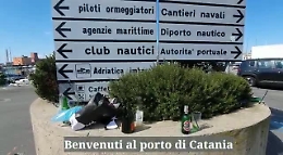 Catania, il porto sommerso dai rifiuti