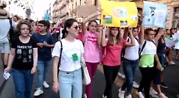 Catania, grande partecipazione al corteo delle scuole per il clima: il video