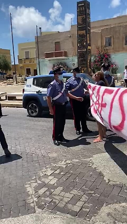 Migranti, il ministro Lamorgese contestata a Lampedusa