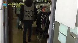 Catania, Gdf scopre commercio sul web di capi contraffatti: due denunce
