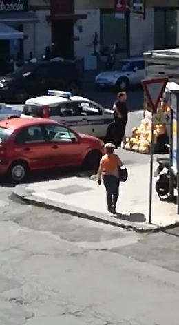 Catania, procedimento disciplinare per i vigili urbani che comprano frutta da un rivenditore abusivo