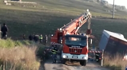 Tir di traverso blocca il traffico, vigili provano a spostarlo