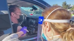 Arnold Schwarzenegger si è vaccinato: «Vieni con me se vuoi vivere»