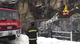 Capretta scivola in un dirupo e non riesce a raggiungere gregge: vigili del fuoco in azione