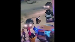 Ruba la barella con l'amico dopo il soccorso con l'ambulanza a Licata